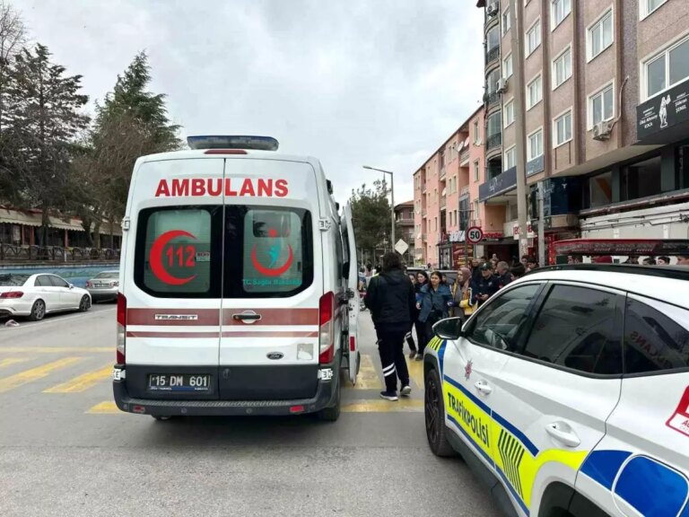burdurda-yaya-gecidinde-kaza-kadin-hastaneye-kaldirildi-WlJLQUqE.jpg
